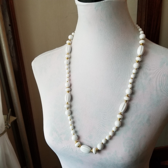 Long vintage necklace white beads gold tone molded ridged - Picture 13 of 14